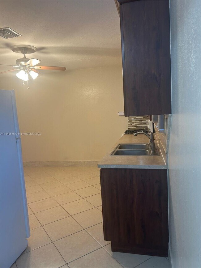 Foto del edificio - 4617 Navarre Ave
