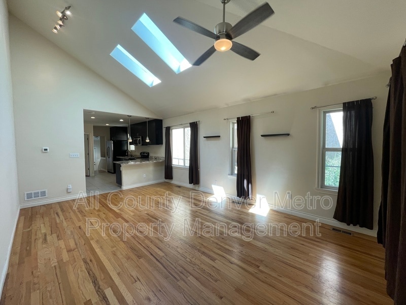 Photo - 4421 Yates ST
