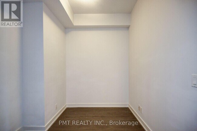 Photo du bâtiment - 2220 Lake Shore Blvd W