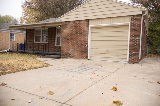 Building Photo - 1715 S Fabrique Dr