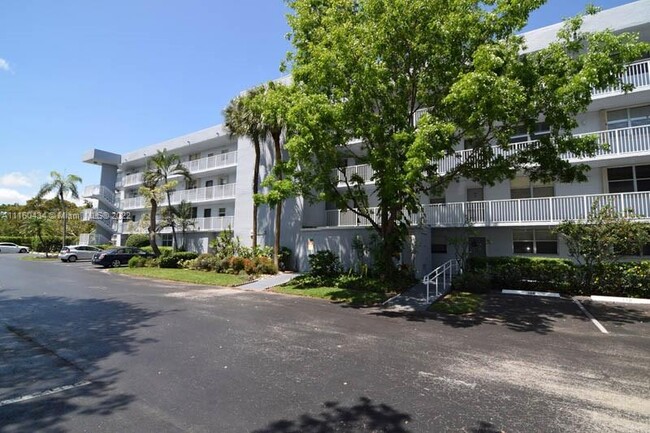 Building Photo - 120 Royal Park Dr