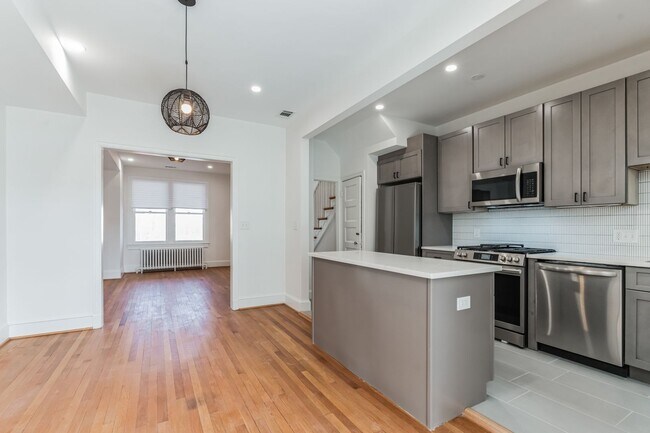 Building Photo - Immaculate 3-level 3Bd/1.5Bth Rowhome in t...