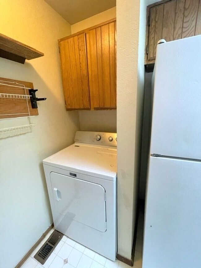 Building Photo - South Anchorage Condo with W/D in unit, Fi...