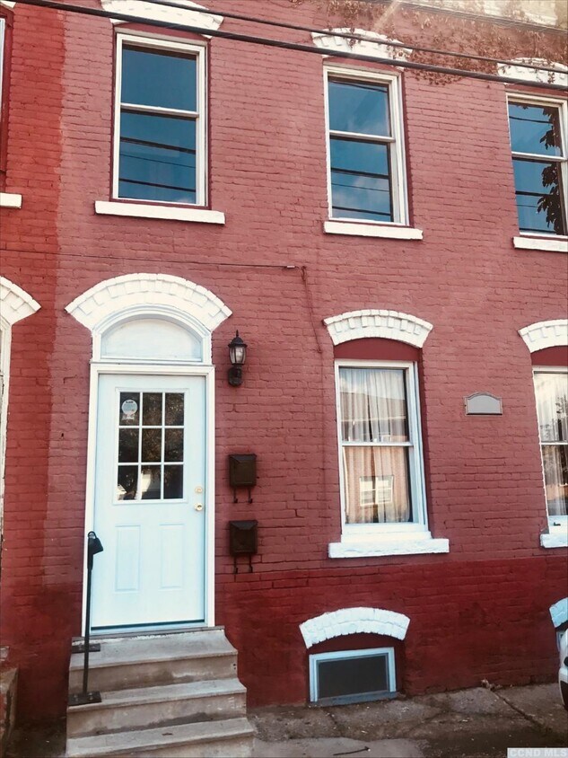 Primary Photo - 34 Hill St