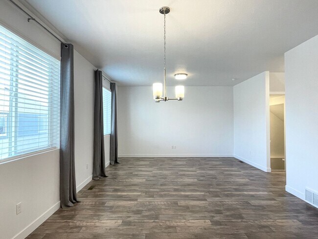 Building Photo - Lovely 2 Story in Saratoga Springs!