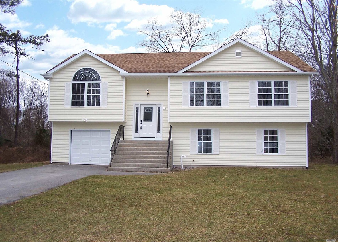 Primary Photo - 15 Flores Ln