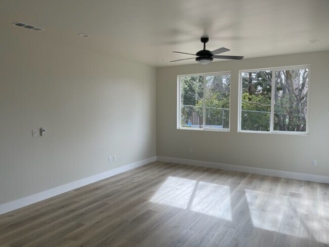 Building Photo - 8744-8746 Tondela Way