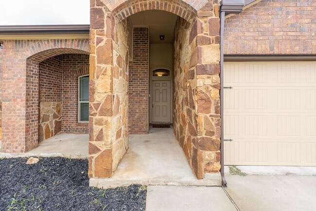 Building Photo - Spacious 3-Bedroom, 2-Bath Home in Lake Po...