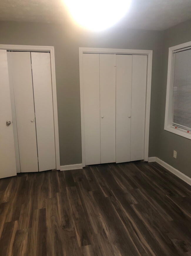 Building Photo - Valley Dale Duplex Unit B