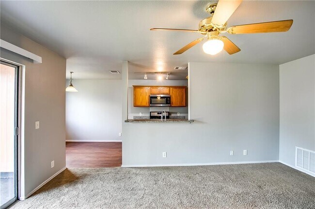 Foto del edificio - 412 Ballentine Ct