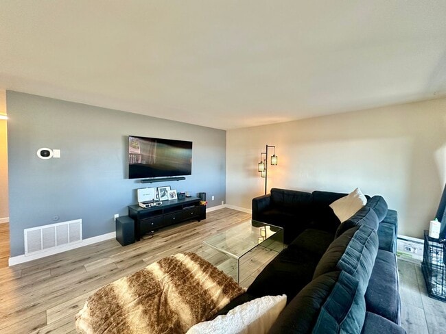 Building Photo - 3 Bedroom Townhome near USD!! Parking + La...