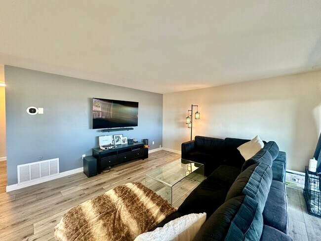 Foto del edificio - 3 Bedroom Townhome near USD!! Parking + La...