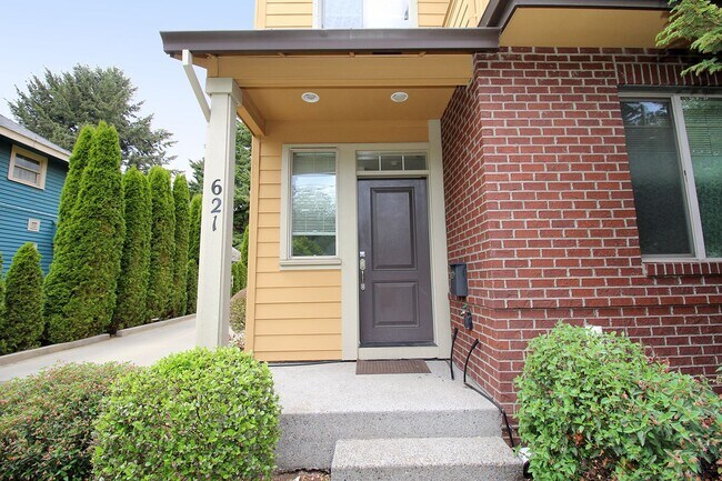 Foto del edificio - 3 Bed, 3.5 Bath Townhouse w/Garage & Irvin...
