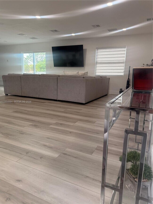 Foto del edificio - 820 N Trebol St