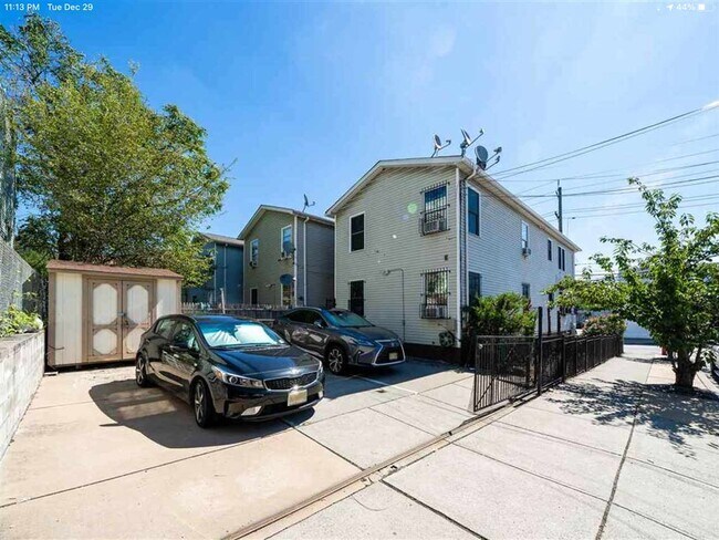 Building Photo - 703 Garfield Ave