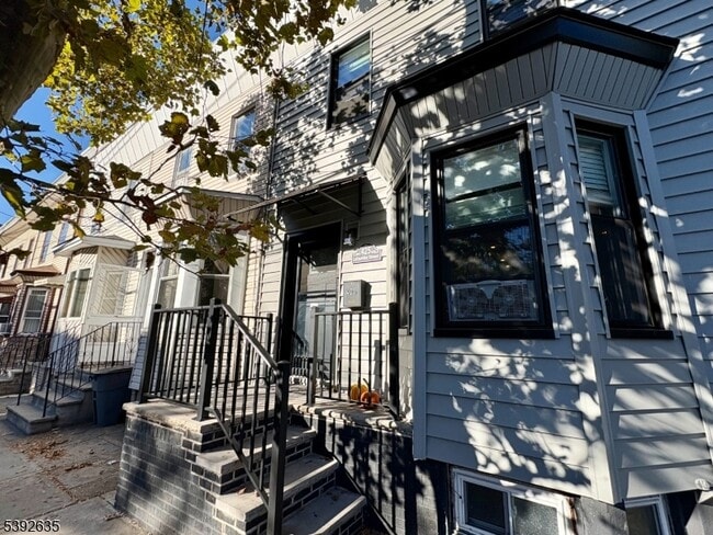 Building Photo - 425 Lafayette St