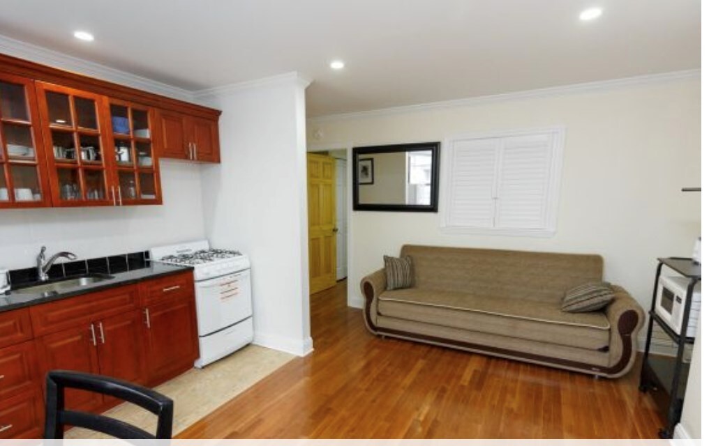 Primary Photo - 304 W 40th St