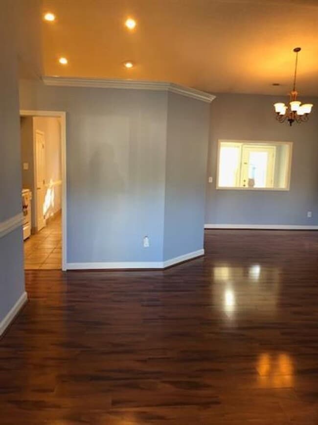 Foto del edificio - Charming 3 BR/2 BA Home with 2-Car Garage