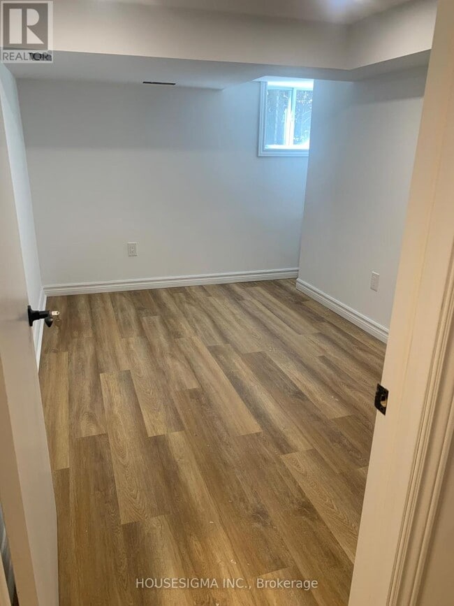 Photo du bâtiment - 324 Lawrence Ave W