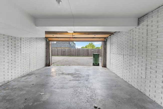 Building Photo - 2bd 1.5 ba spacious condo for rent!