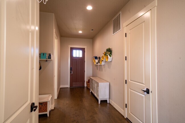 Foto del edificio - 28658 NW Shaddon St
