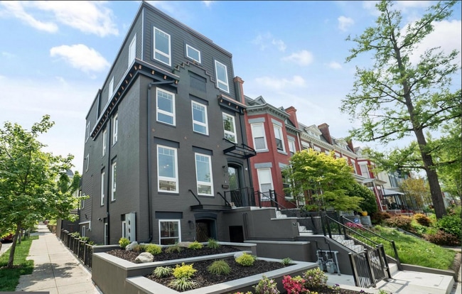 Building Photo - 1336 Parkwood Pl NW