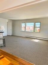 Building Photo - 131 Roslyn Rd