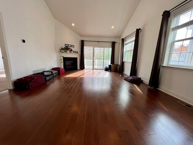 Building Photo - Luxurious 4-Bedroom Corner Townhome in Newtown Square! Available mid-April!