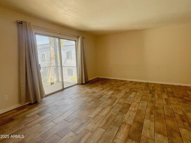 Foto del edificio - 740 W Elm St