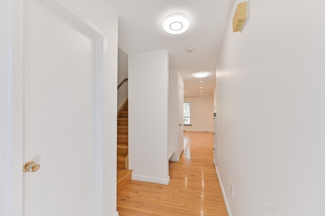 Building Photo - 3500 Glen Erin Dr