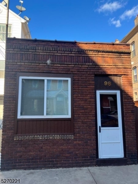 Primary Photo - 98 Warwick St