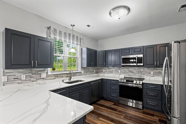 Building Photo - 4 Bedroom with Large Lot Available Now!