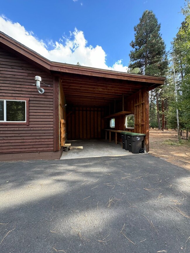 Building Photo - Luxury Mountain Retreat: 4-Bedroom Home wi...