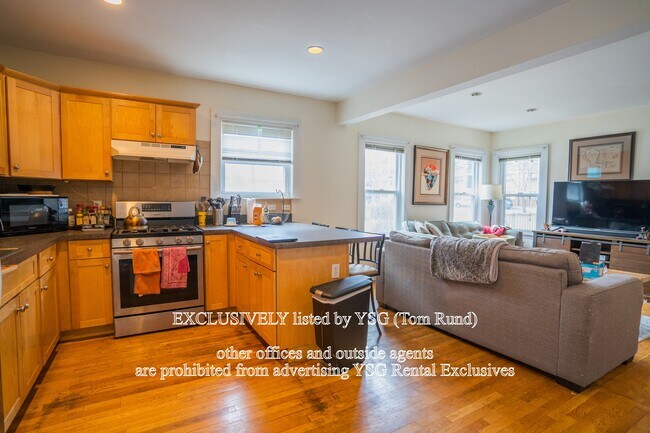 Building Photo - 231 Everett St