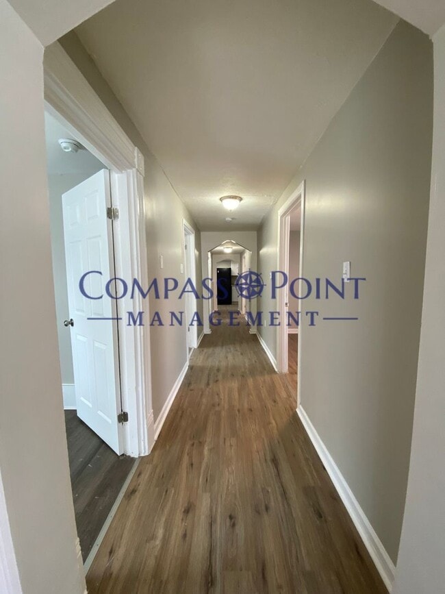 Foto del edificio - This huge 4 bedroom 1 bathroom house is Now Available!!