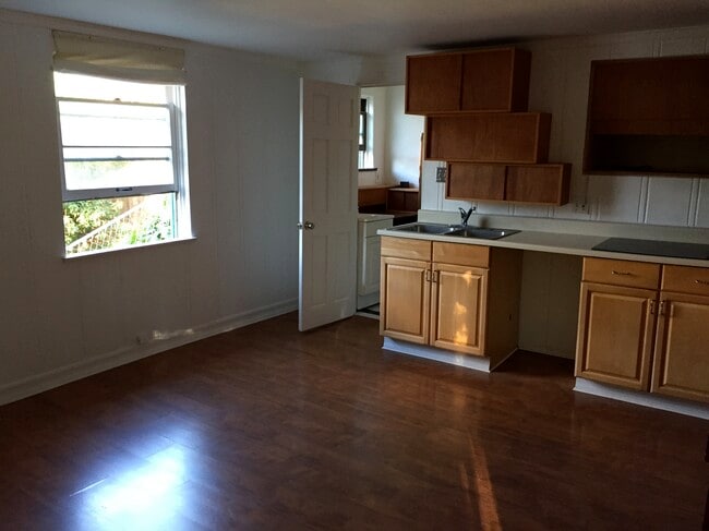 Building Photo - 2085 Ivar Ave