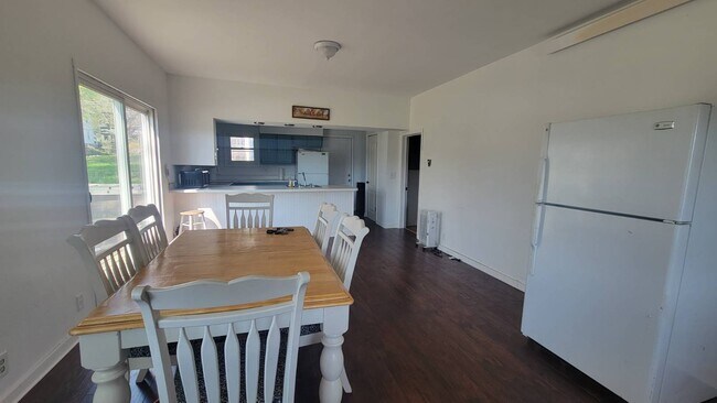 Building Photo - 1020 5th St