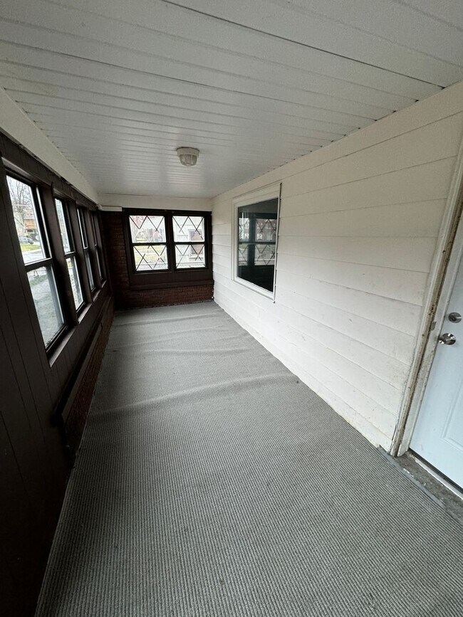 Foto del edificio - 5 Bed / 1.5 Bath Sunroom & Spacious Layout