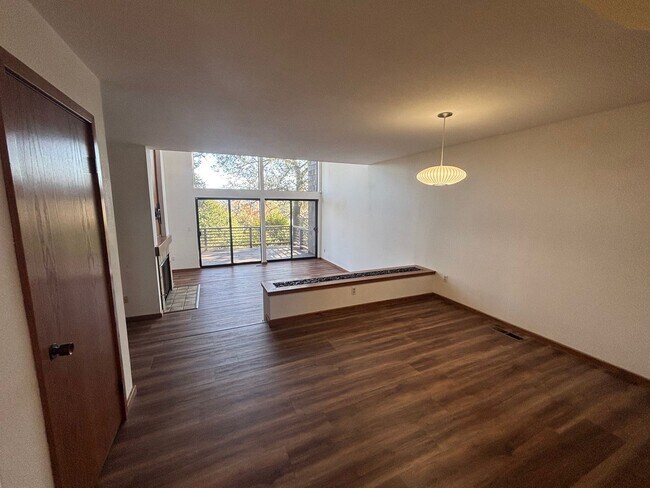 Building Photo - Large 2 bedroom 2.5 bathroom Bennett Valley Home with community pool and views