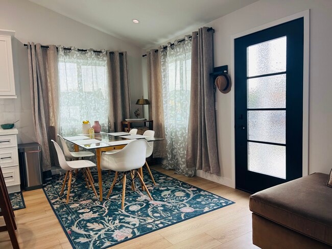 Comedor con muebles de estilo de mediados de siglo. - 4415 Catalpa St