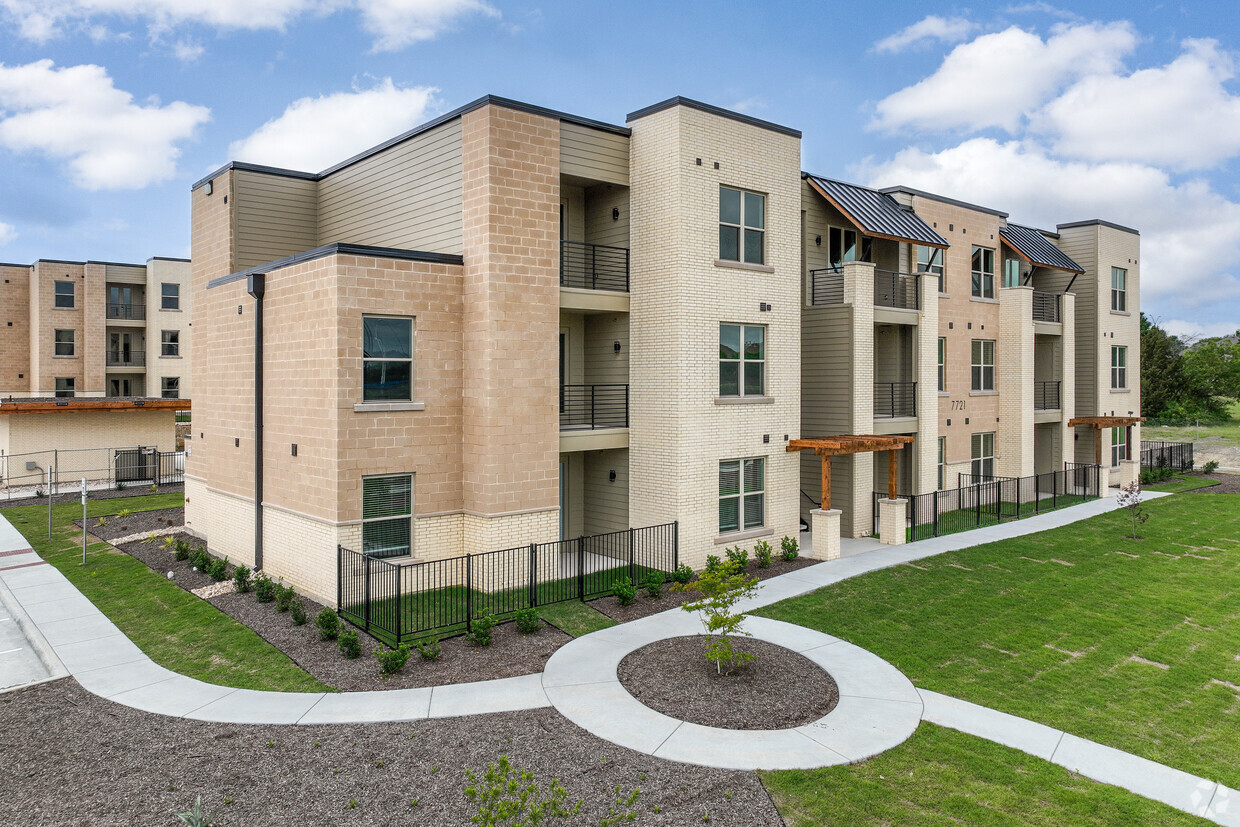 Foto principal - Fort Worth Meadows Apartments