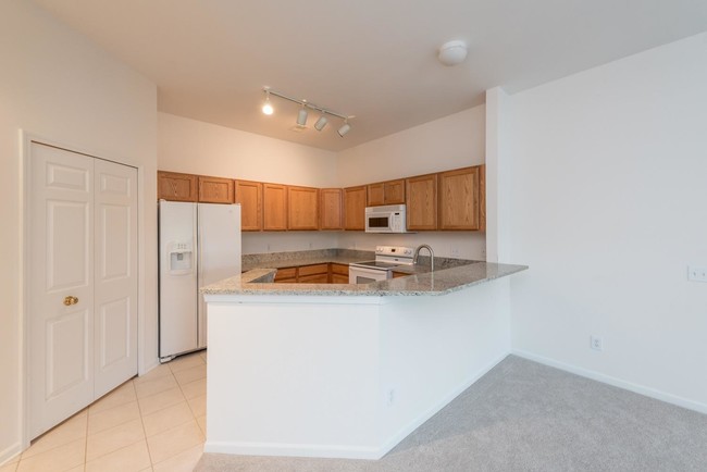 Building Photo - 2800 S Knightsbridge Cir