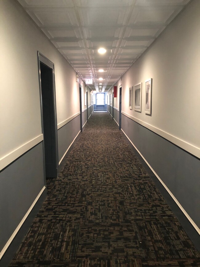 Building Photo - Large Studio! Near Red Line & Lake!