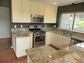 Building Photo - 737 Yale St