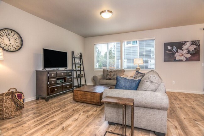 Building Photo - Spacious 3 Bedroom Home, Great Southeast Bend Neighborhood! Furnished Monthly Rental