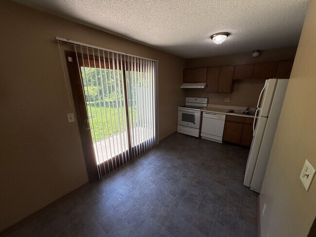 Foto del edificio - 2BR 1BA Duplex w/ Garage and Shared Yard in Blue Springs