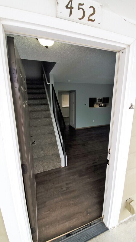 Primary Photo - 452 N 18th Ave