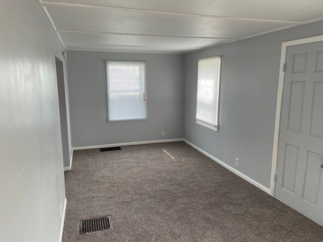 Building Photo - For Rent! Refreshed 2 bed/1 bath home in C...