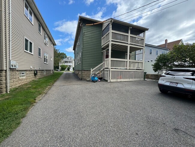 Building Photo - 768 Belmont St