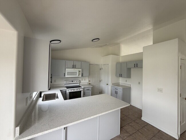 Building Photo - "Charming, newly renovated, 4-Bed, 3-Bath ...